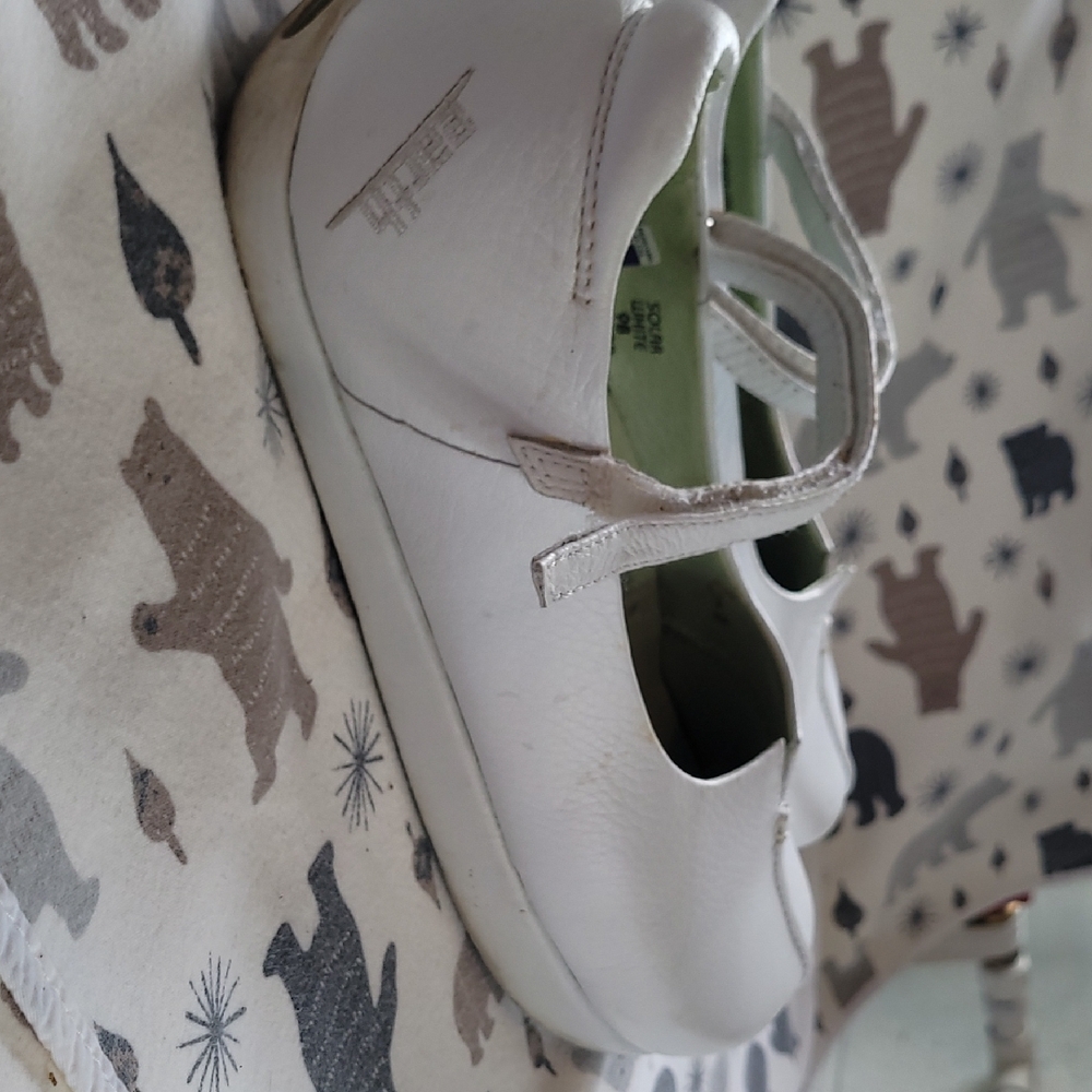 White Earth MaryJane Size 9 Nurses Shoes